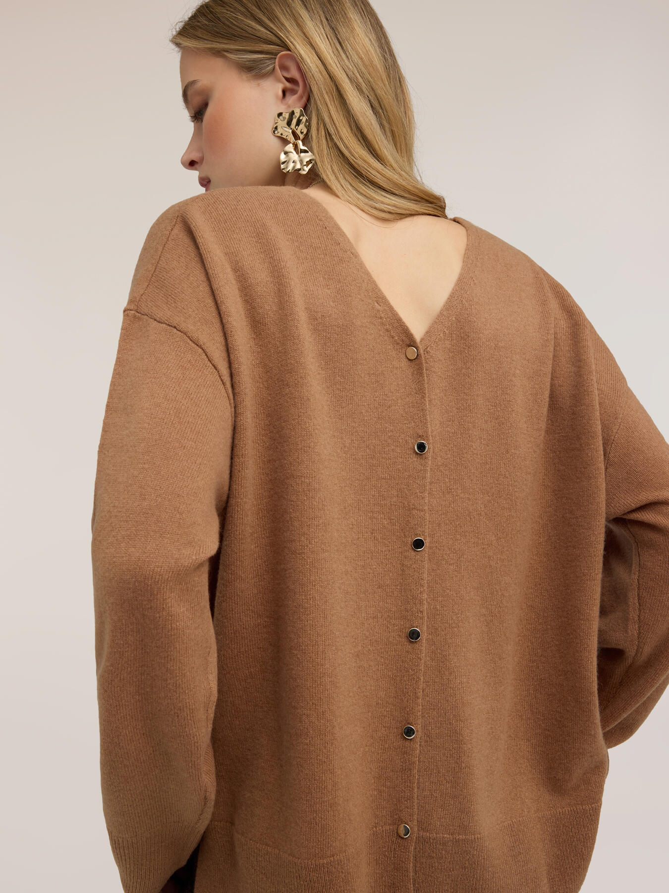 Pull en laine avec boutonnage dans le dos image number 3