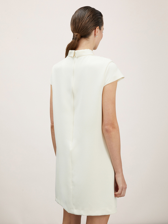 Minidress con collo ricamato