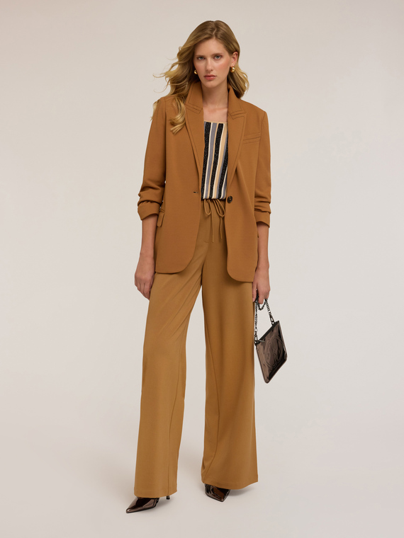 Veste &agrave; simple boutonnage avec surpiq&ucirc;res contrast&eacute;es