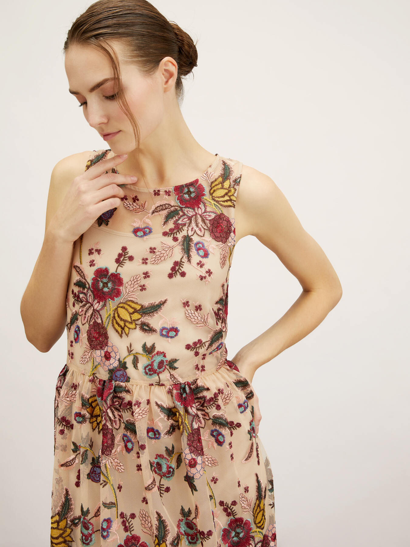 Vestido corto de tul bordado image number 2