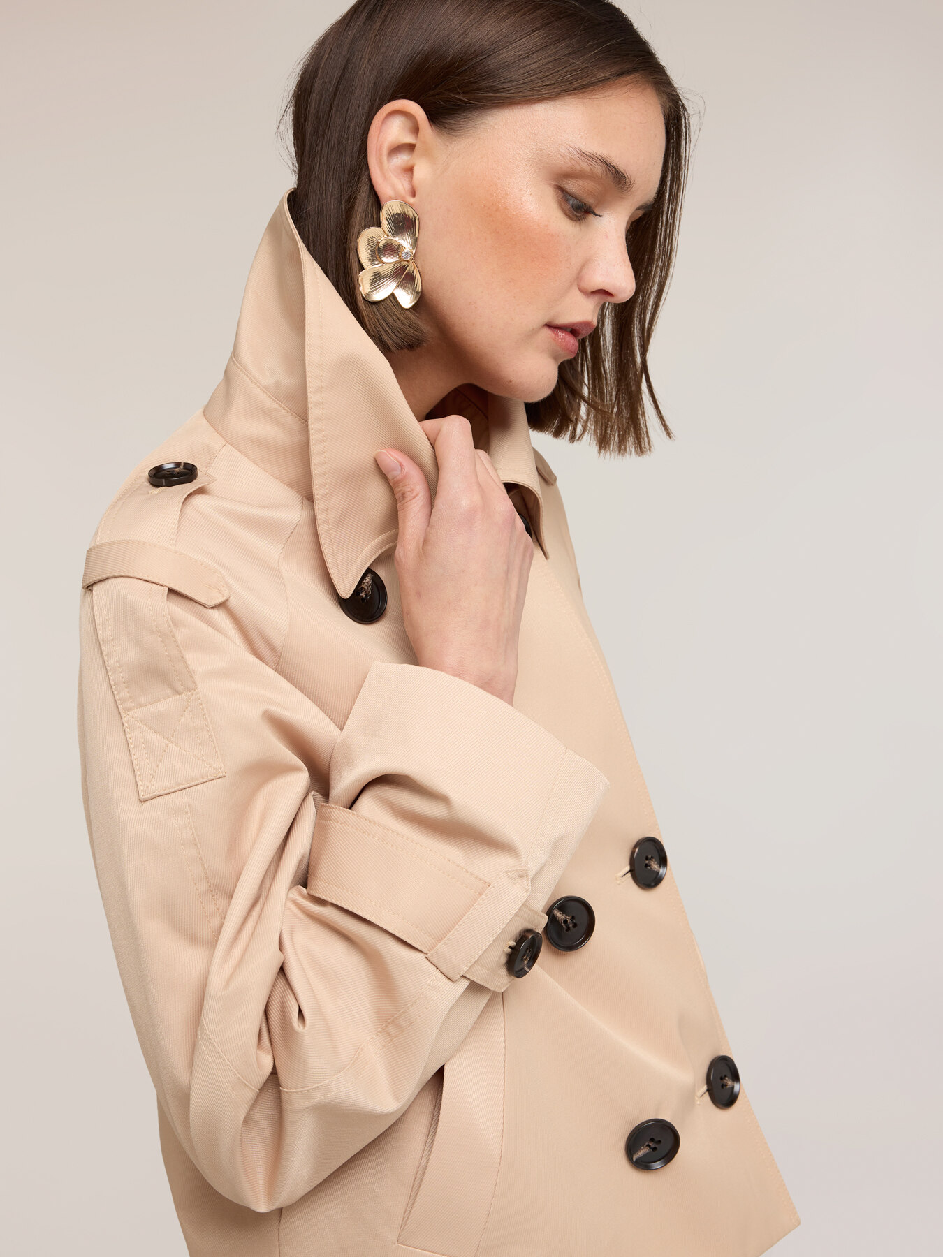 Kurzer zweireihiger Trenchcoat image number 3
