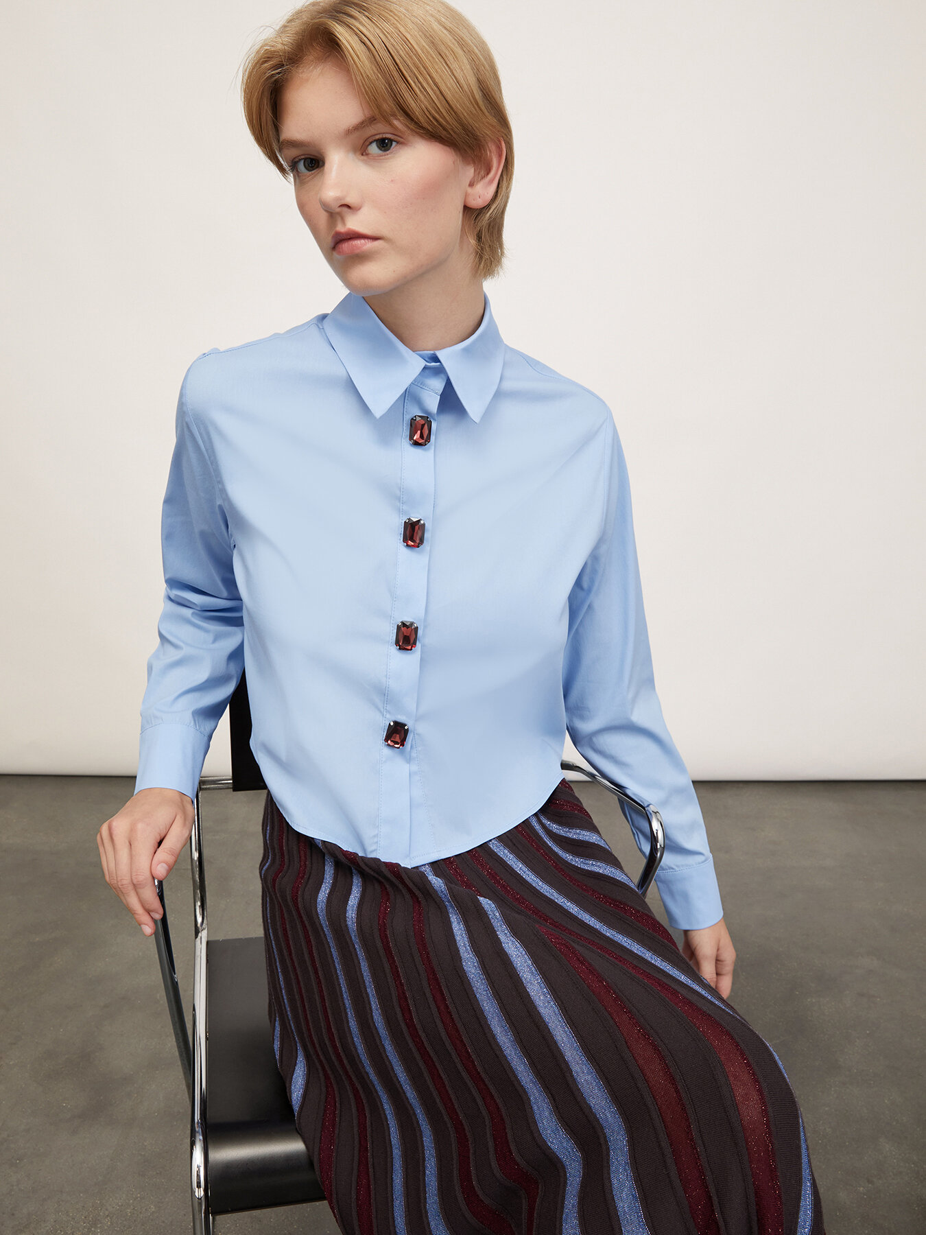 Camisa cropped con botones joya image number 4