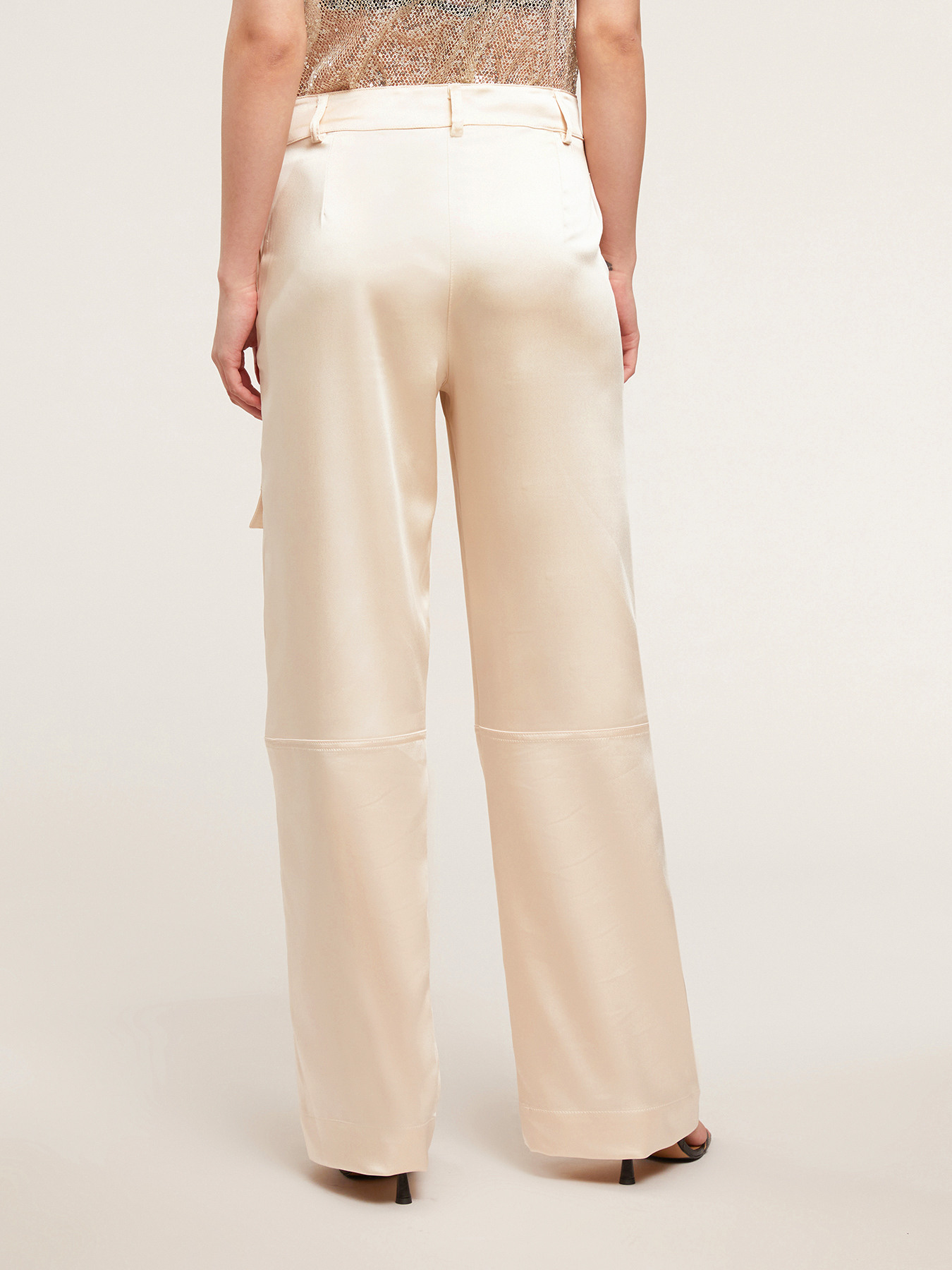 Pantaloni cargo in raso image number 1