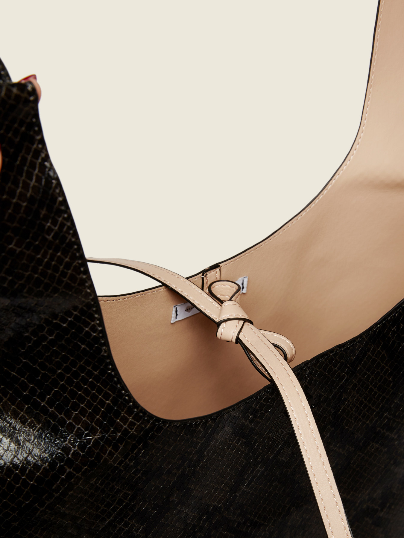 Bolso shopper de piel sint&eacute;tica con estampado de serpiente image number 4