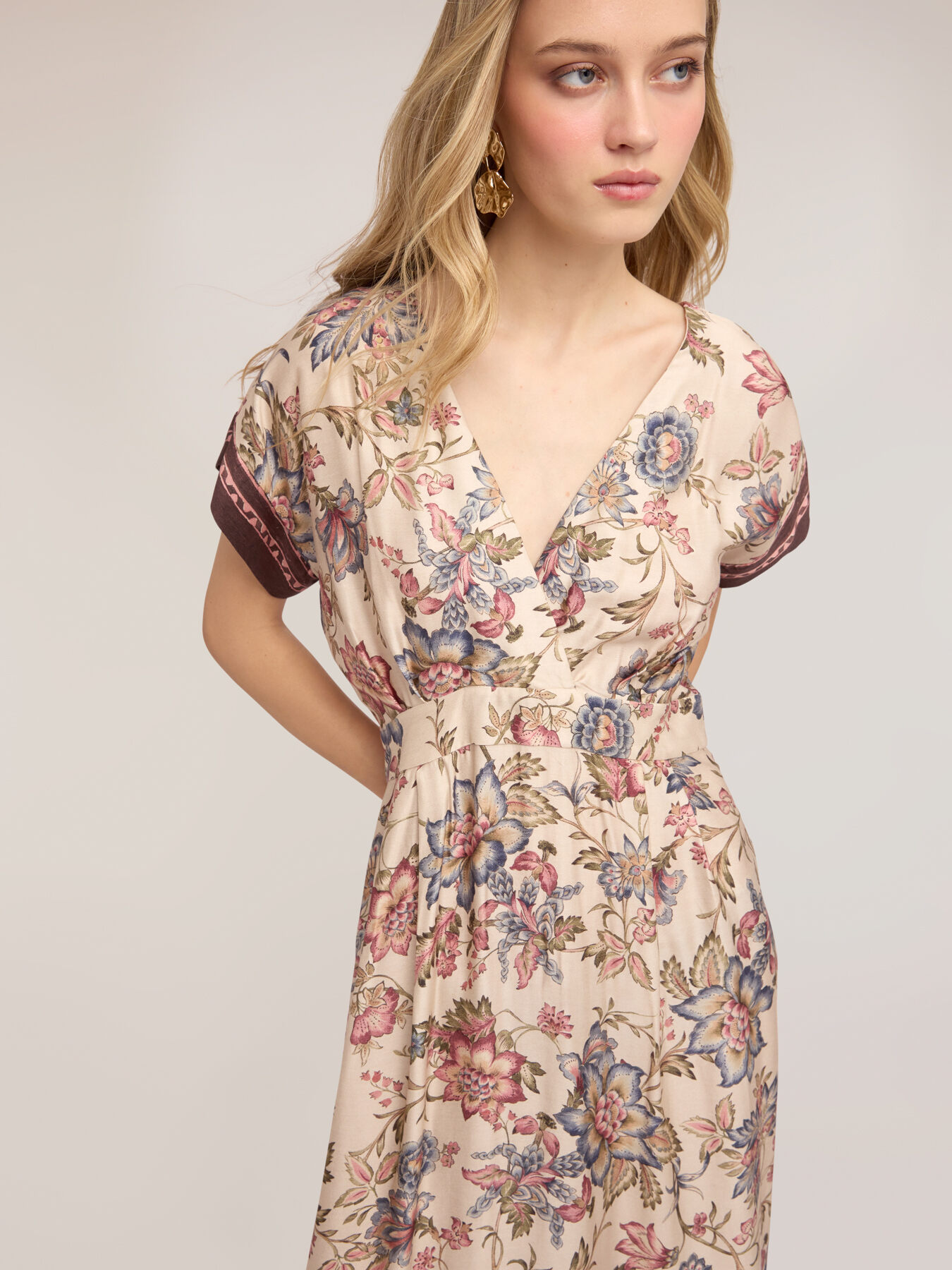 Langes Flare-Kleid aus Satin mit Print image number 2