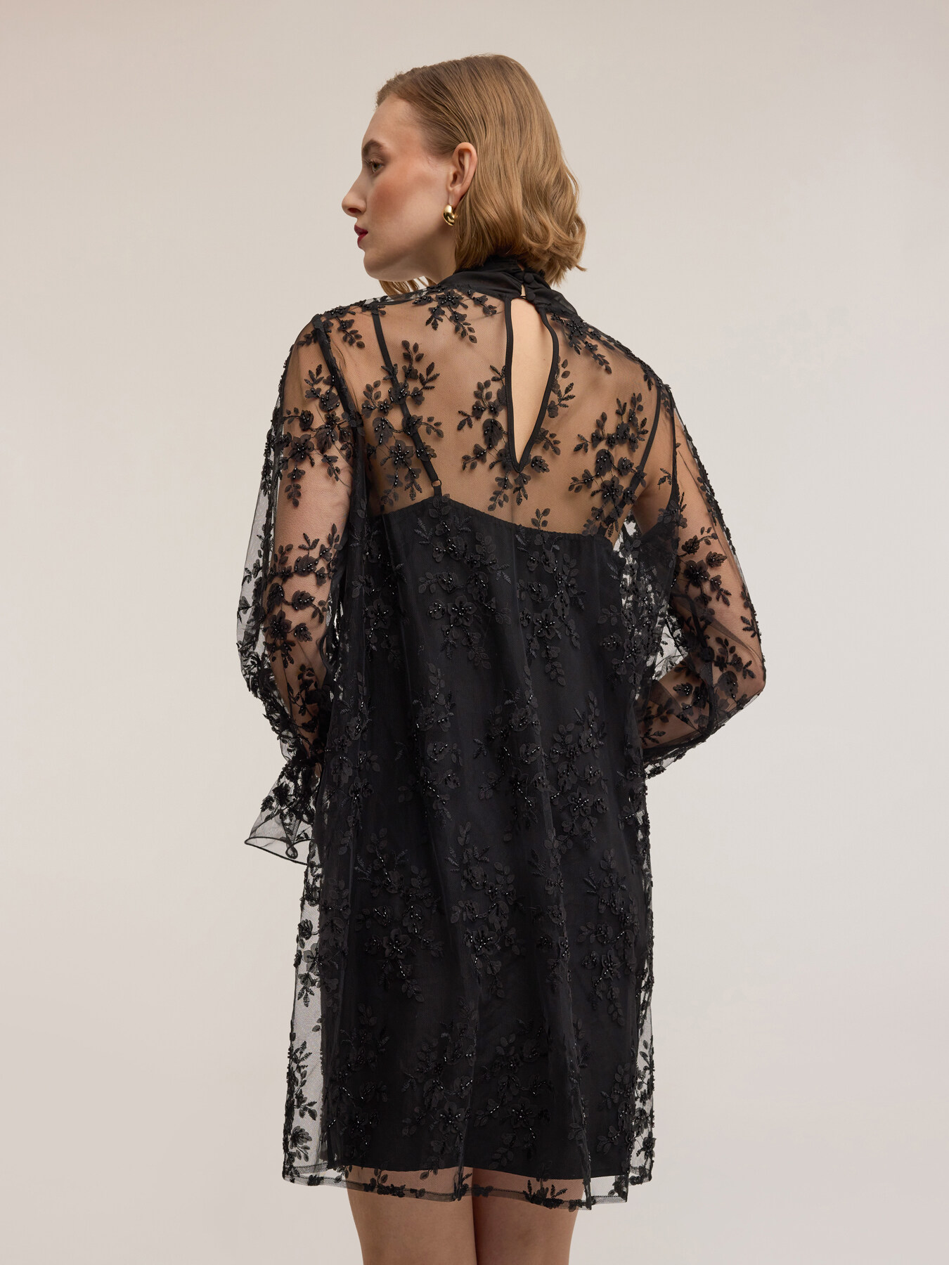 Robe courte en dentelle avec n&oelig;ud Smart Couture image number 1