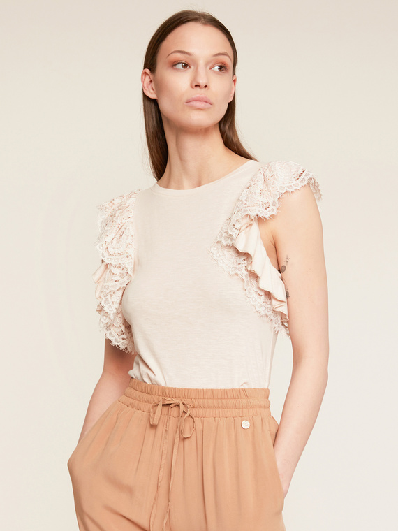 T-shirt with lace ruffles