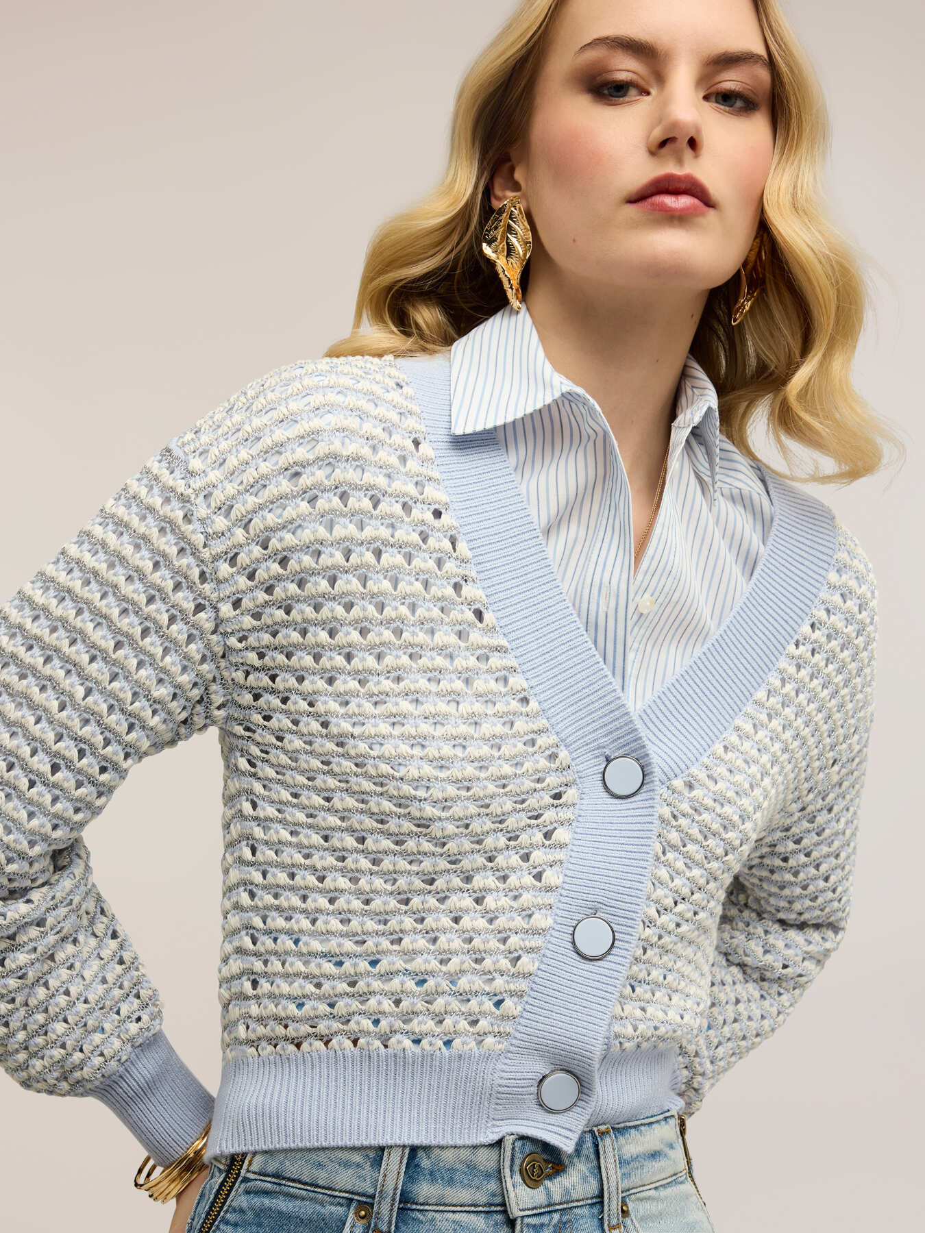 Kurze Strickjacke aus durchbrochenem Lurex-Strick image number 2