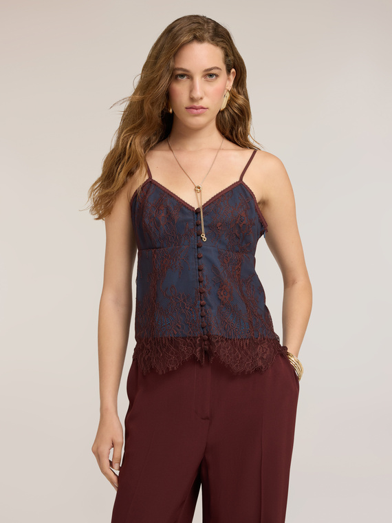Top in pizzo con sottoveste e orlo smerlato