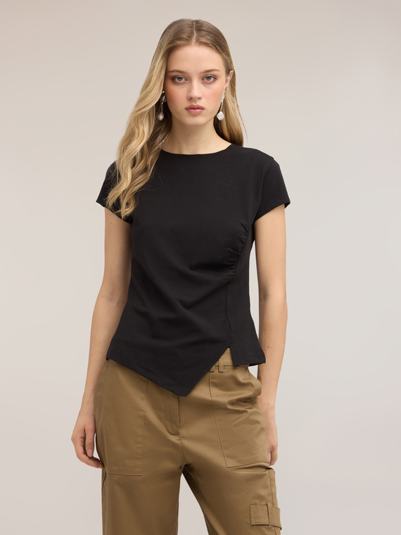 T-Shirt mit asymmetrischer seitlicher Drapierung
