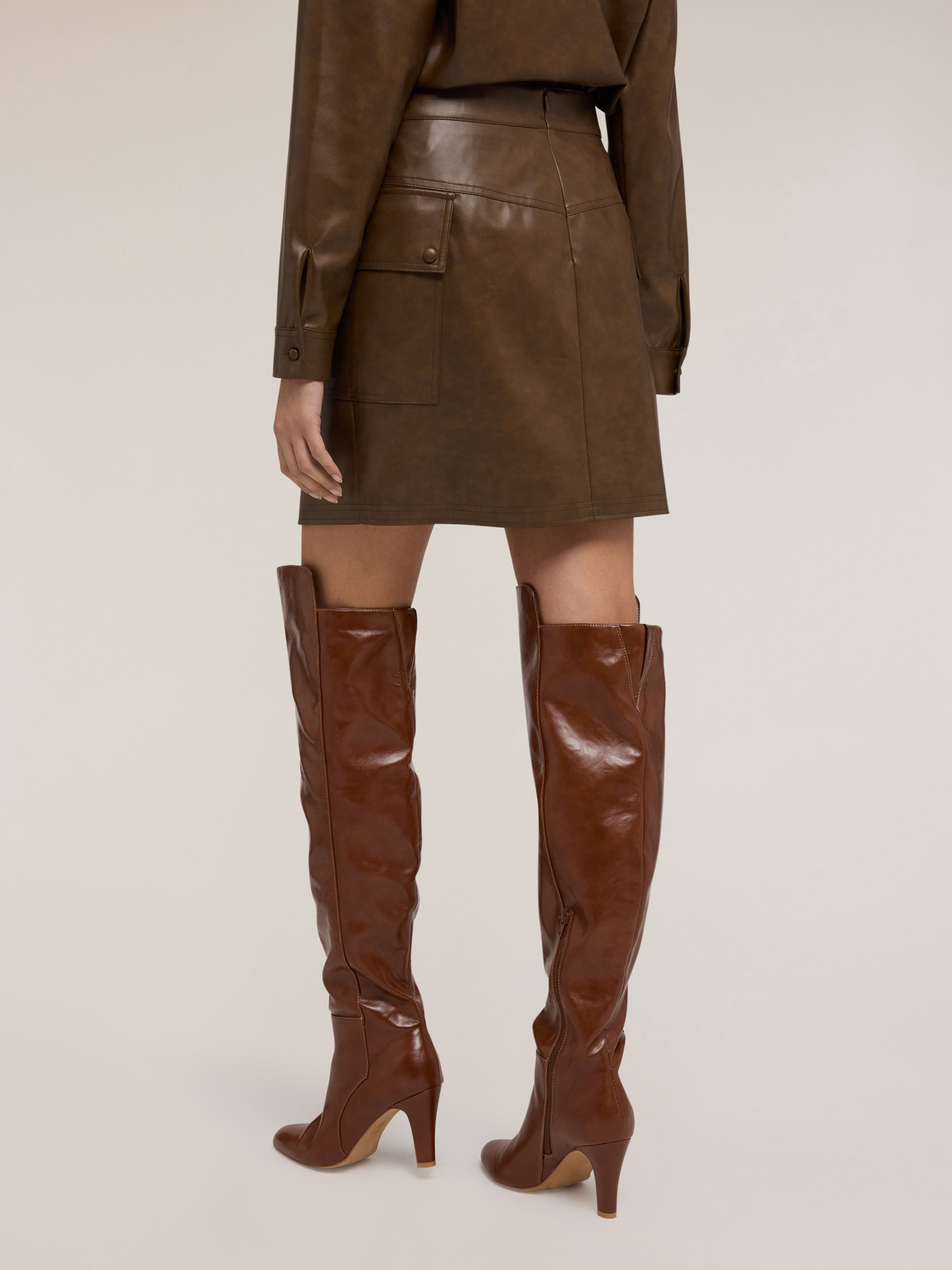 Asymmetrischer Minirock mit Taschen image number 1