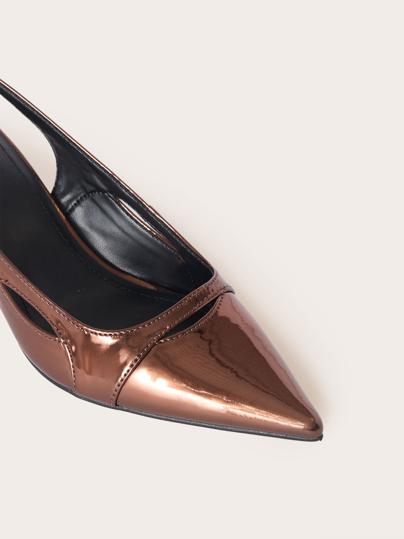 D&eacute;collet&eacute; slingback laminata con cut-out image number 3