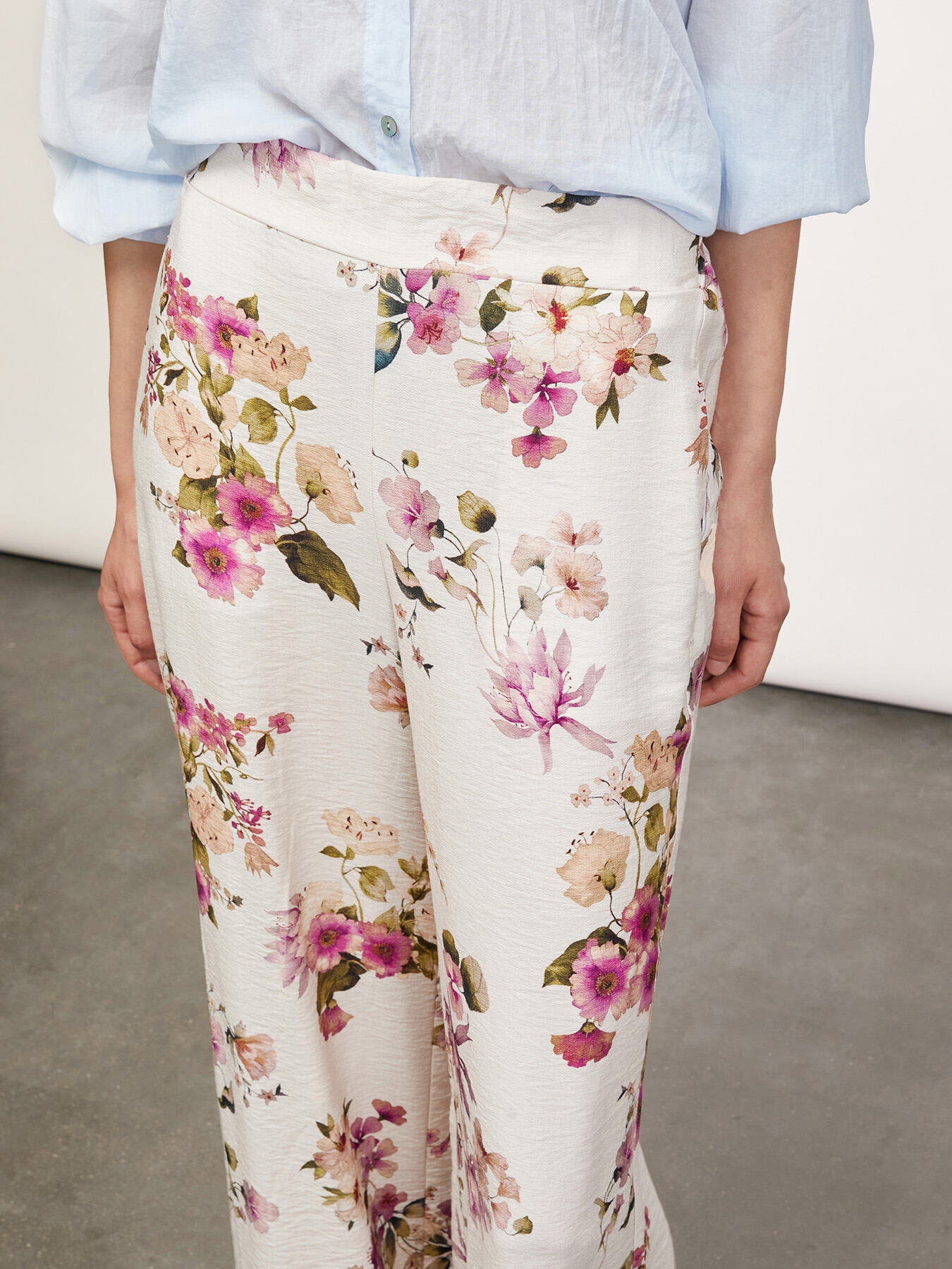 Pantalon palazzo fluide &agrave; motif fleuri image number 2