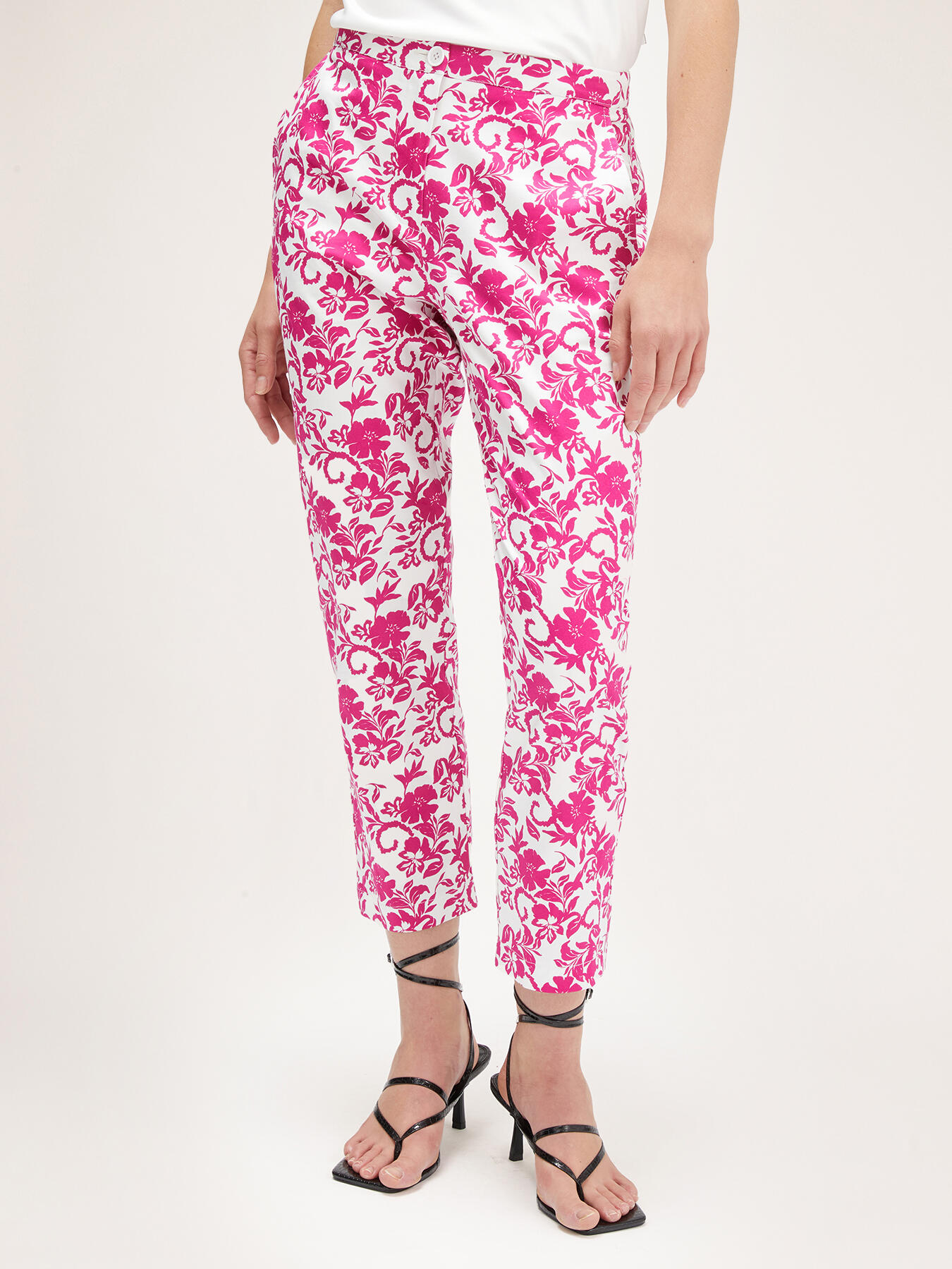 Pantalones regular con estampado floral image number 0
