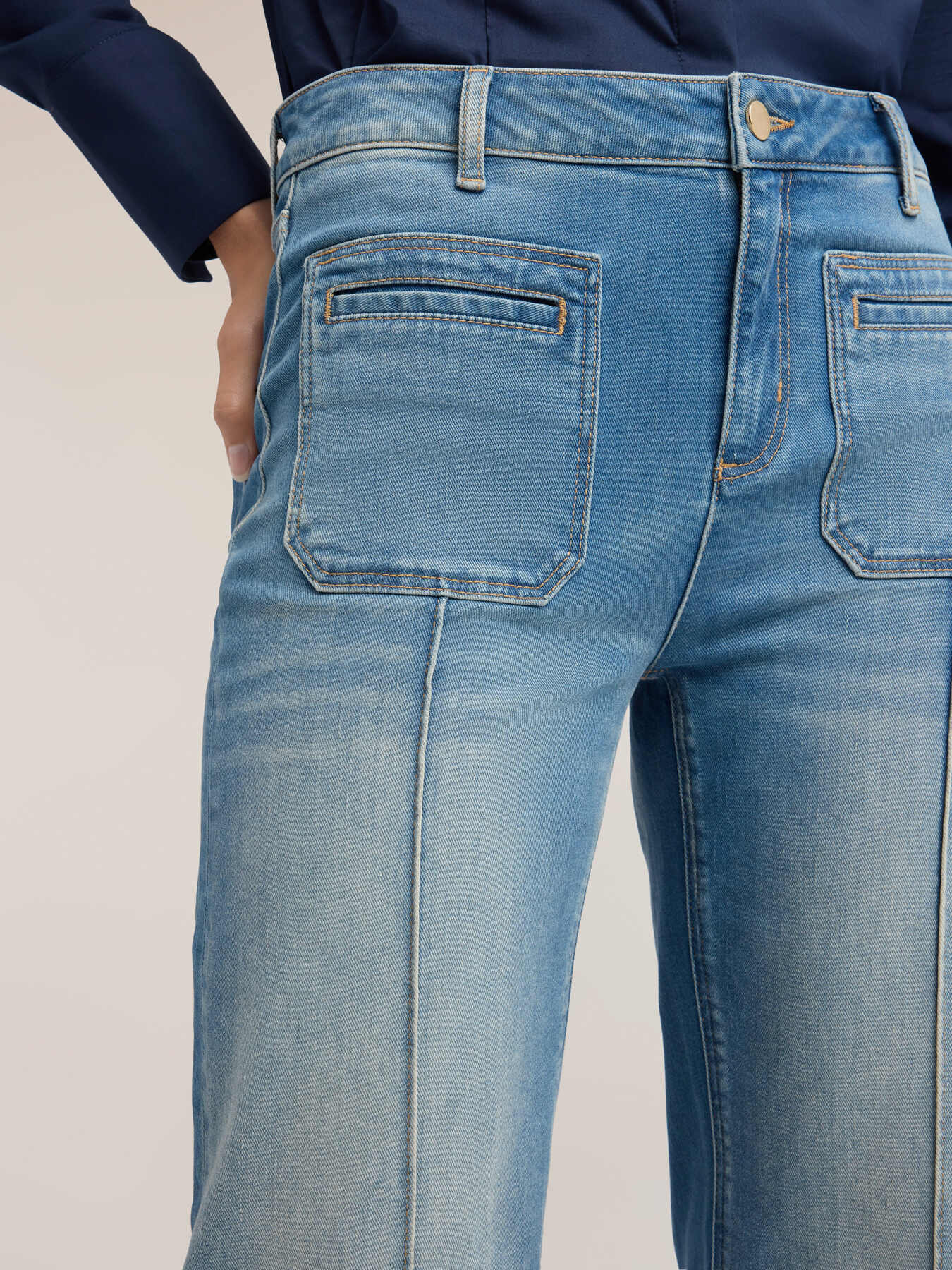 Jeans mit weitem Bein und aufgesetzten Taschen image number 3