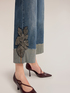 Jeans cropped con parche bordado image number 3