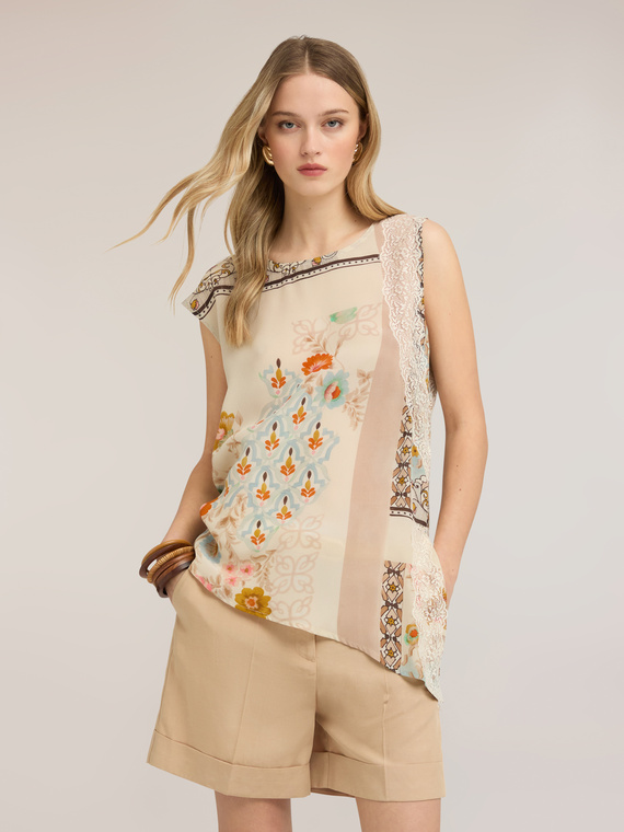 Top asym&eacute;trique en satin imprim&eacute;