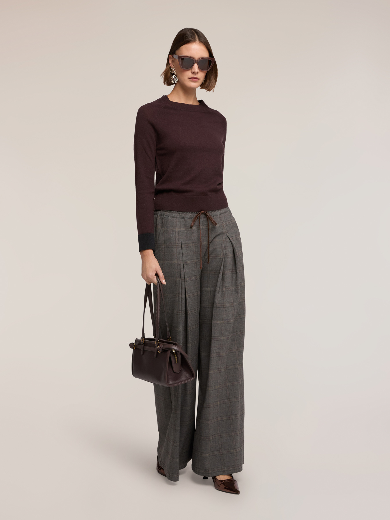 Wool-silk blend crewneck sweater with contrast cuffs image number 2