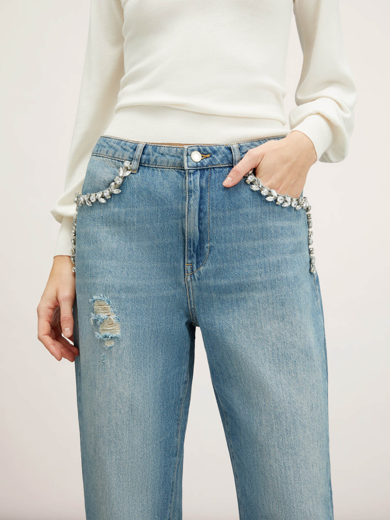 Vaqueros balloon fit con bordado de piedras image number 2