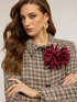 Veste courte en boucl&eacute; avec franges et broche image number 3