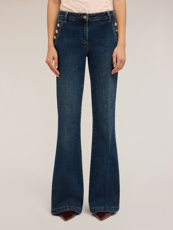 Jeans acampanados con detalle de botones