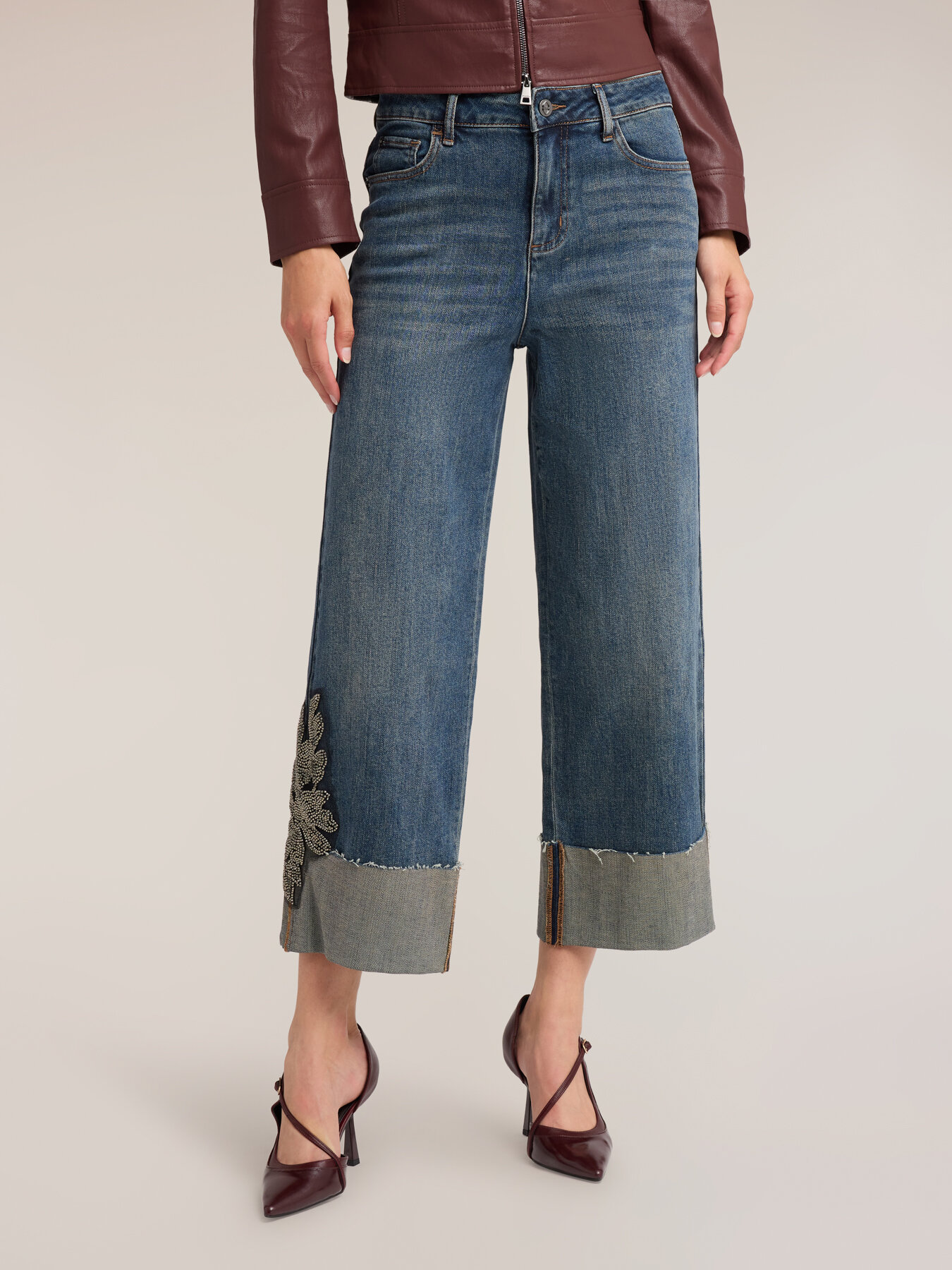 Jeans cropped con parche bordado image number 2