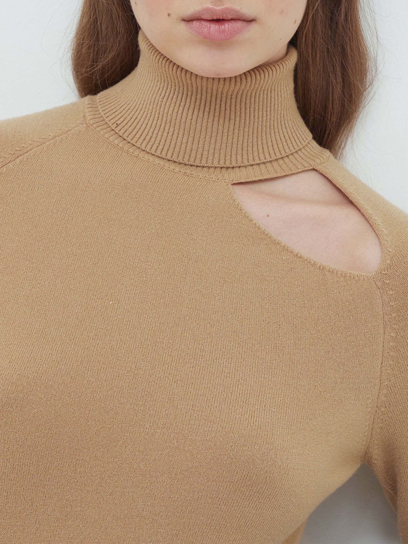 Pullover mit hohem Kragen und Cut-out image number 1