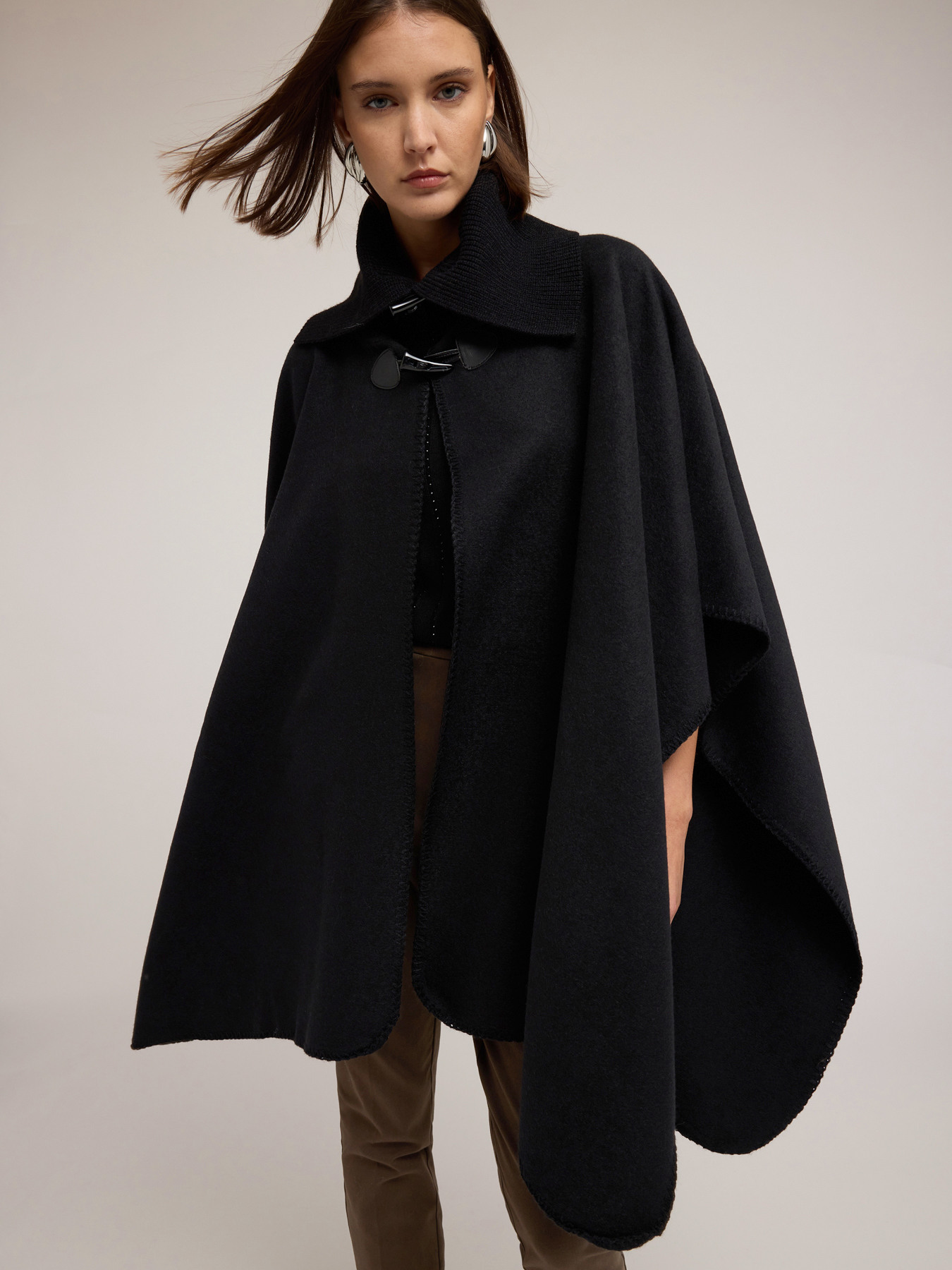 Poncho aus Stoff mit hohem Kragen image number 0