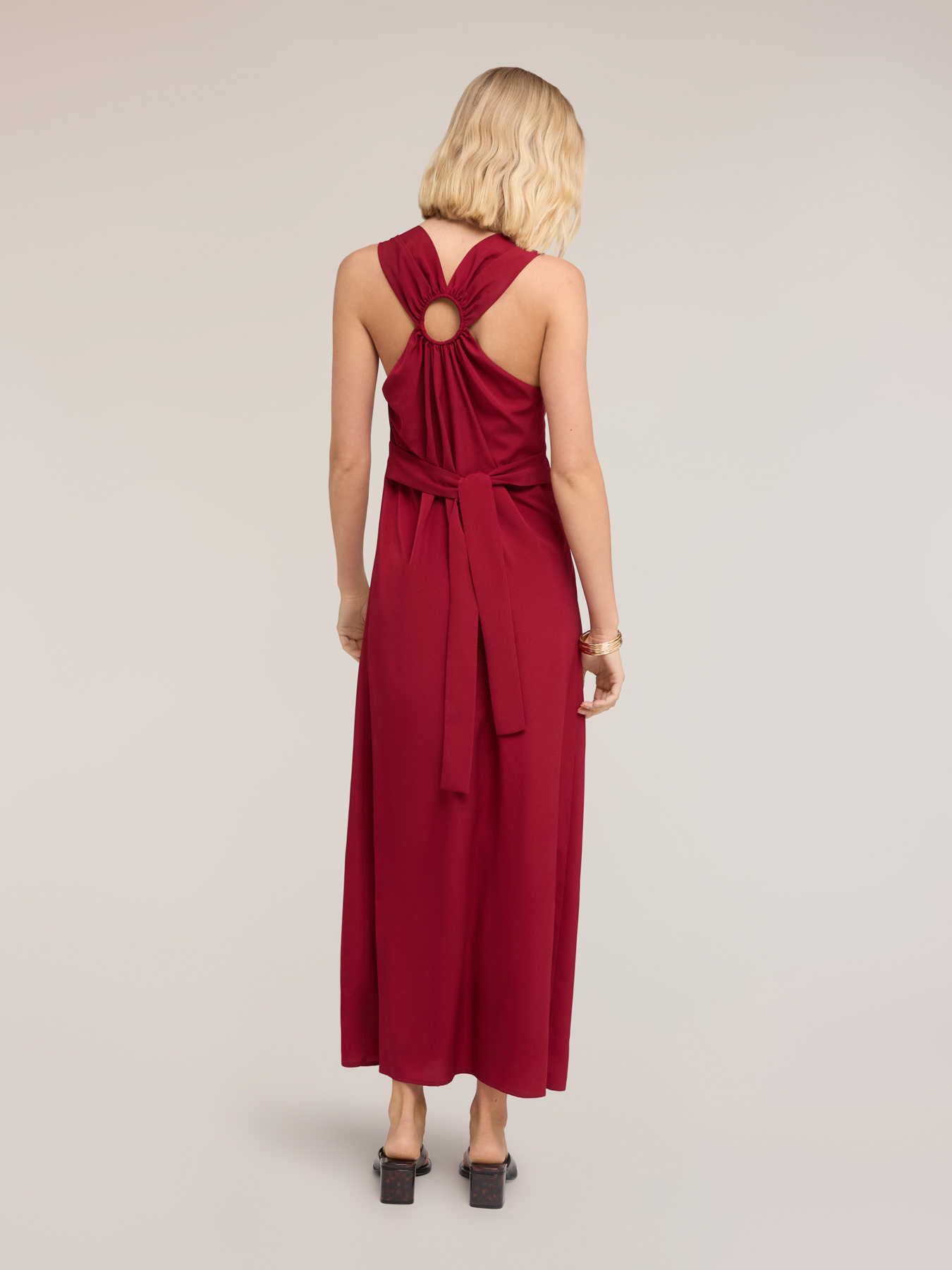 Langes Kleid aus Cr&ecirc;pe de Chine mit Ring image number 1