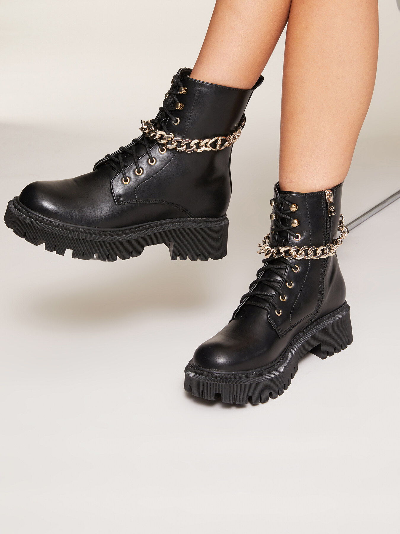 Anfibi stringati con catena image number 3