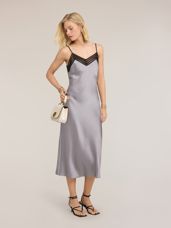 Vestido largo de sat&eacute;n con borde de tul