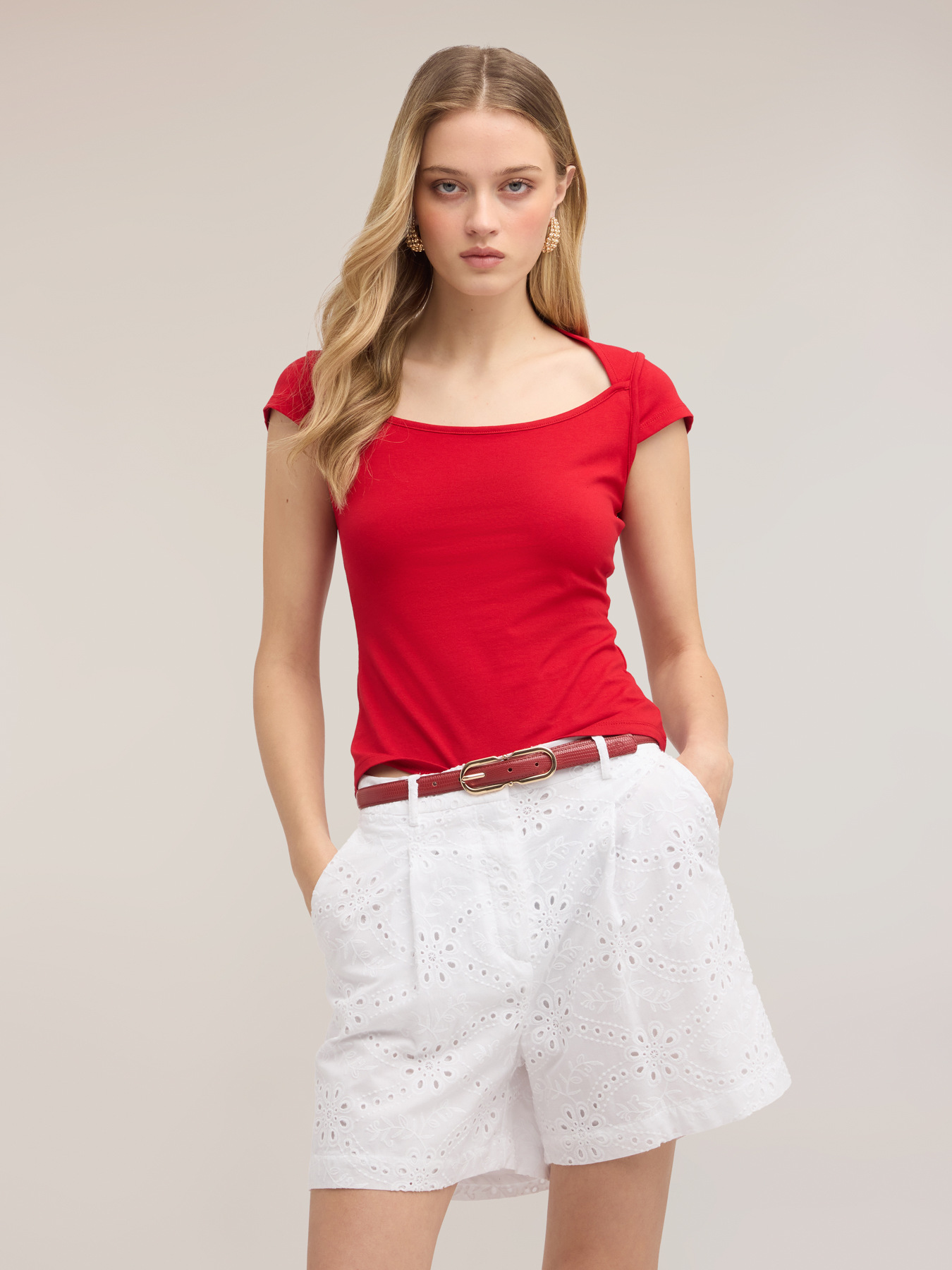 T-shirt con scollo a barchetta image number 0