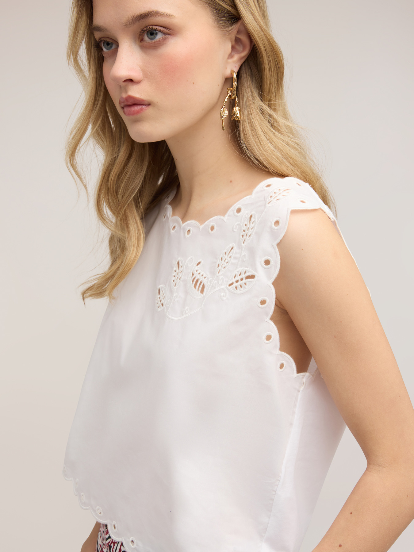 Crop-Top mit durchbrochener Stickerei und gewellten Kanten image number 3