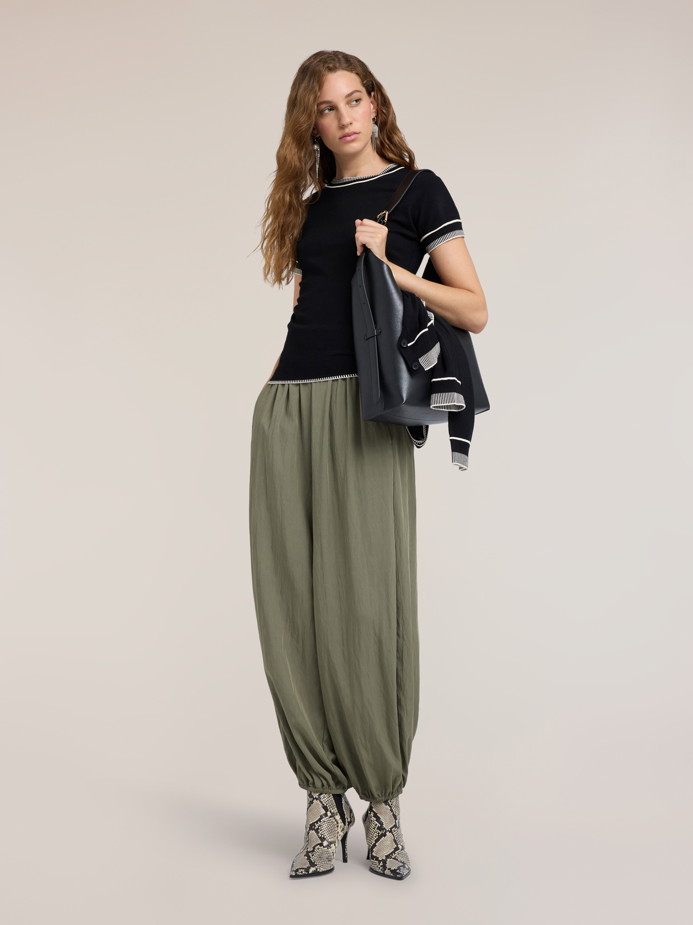 Glatter Viskose-Strickpullover mit kontrastierenden Kanten image number 2